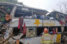 Dez pessoas morrem após ônibus tombar na BR-040, em Petrópolis