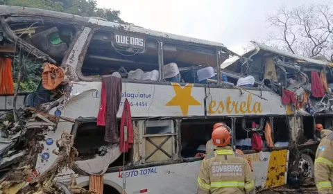 Dez pessoas morrem após ônibus tombar na BR-040, em Petrópolis