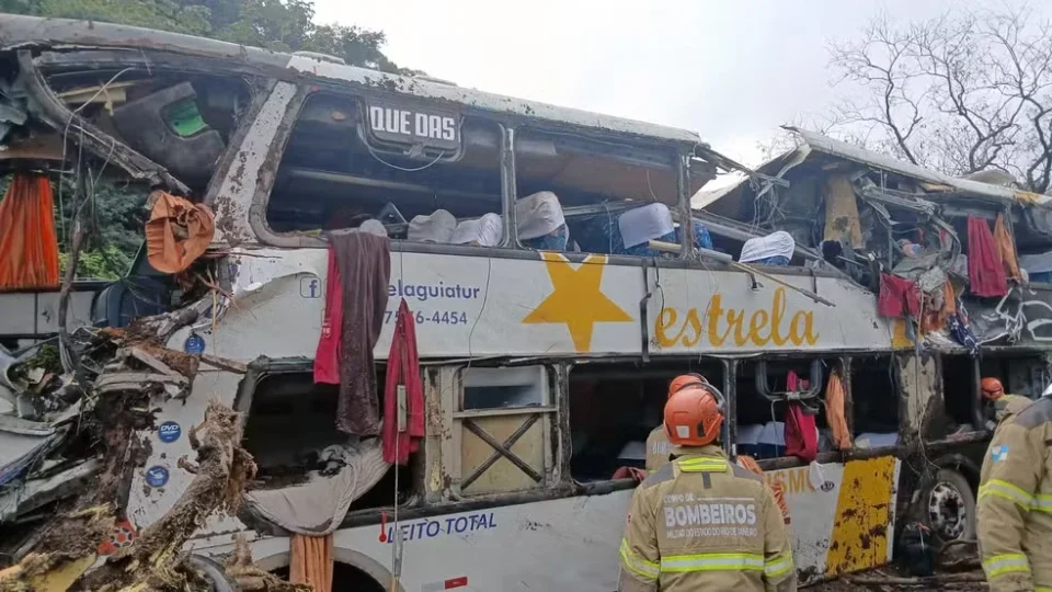 Dez pessoas morrem após ônibus tombar na BR-040, em Petrópolis