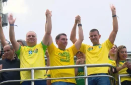 Flávio Bolsonaro abre campanha à Presidência em Copacabana