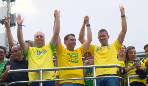 Flávio Bolsonaro abre campanha à Presidência em Copacabana
