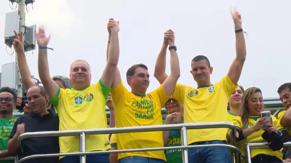 Flávio Bolsonaro abre campanha à Presidência em Copacabana