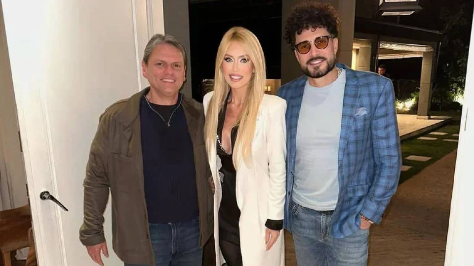 Campanha de Tarcísio avalia retirar jingle após denúncias contra Latino