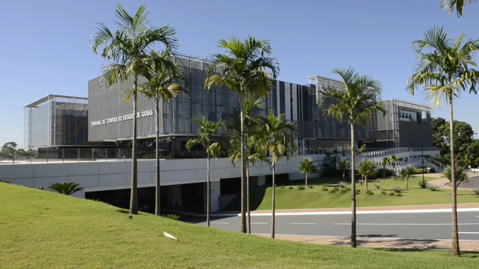 TCE-GO publica edital com 16 vagas e salário de R$ 11,8 mil
