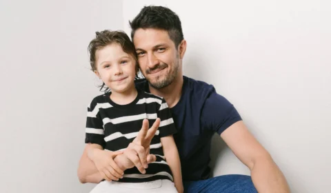 “Enquanto pai, estou longe de ser perfeito”: Romulo Estrela revela desafios com esposa e filhos aos 38 anos
