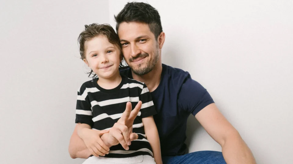 “Enquanto pai, estou longe de ser perfeito”: Romulo Estrela revela desafios com esposa e filhos aos 38 anos