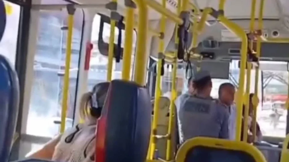 Motorista é retirado à força de ônibus por PM durante abordagem em SP