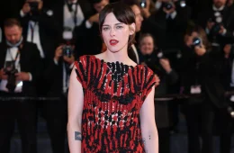 Kristen Stewart revisita perrengues de ‘Crepúsculo’ no Brasil