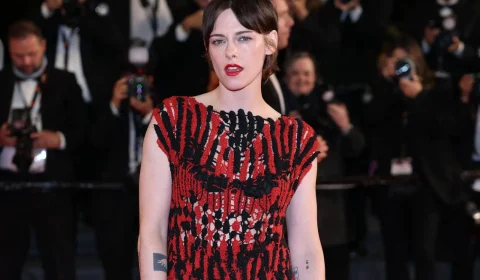 Kristen Stewart revisita perrengues de ‘Crepúsculo’ no Brasil