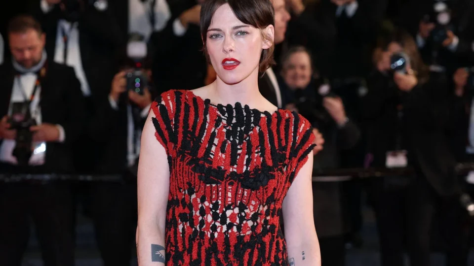 Kristen Stewart revisita perrengues de ‘Crepúsculo’ no Brasil