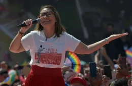 Janja homenageia Marisa Letícia em ato de campanha de Lula