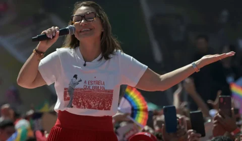 Janja homenageia Marisa Letícia em ato de campanha de Lula