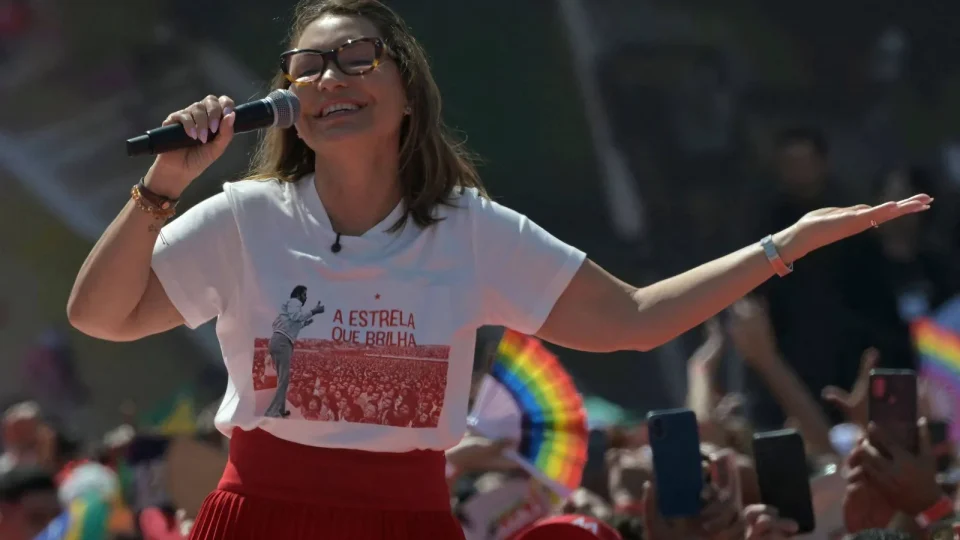 Janja homenageia Marisa Letícia em ato de campanha de Lula