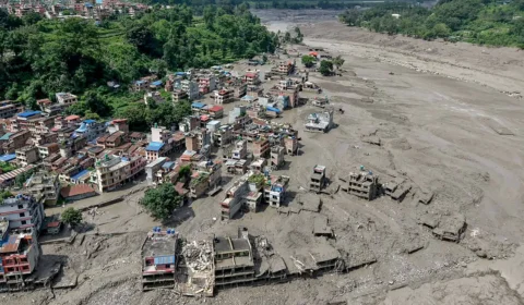 Inundações e deslizamentos deixam mortos e centenas de desaparecidos no Himalaia entre Nepal e Tibete, veja vídeos