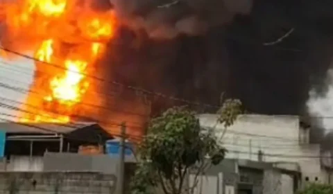 Indústria química destruída pelo fogo em Itaquaquecetuba funcionava há mais de 20 anos e mobiliza equipes de emergência