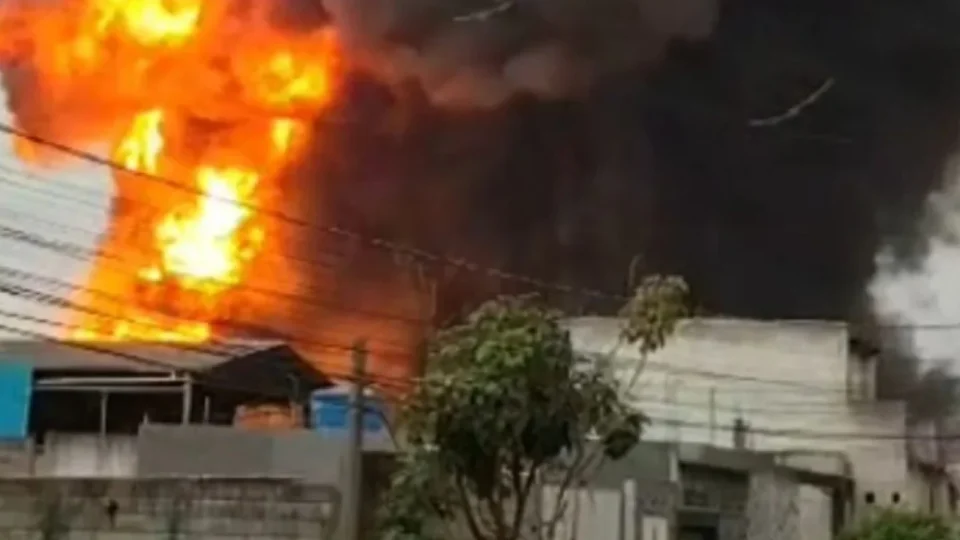 Indústria química destruída pelo fogo em Itaquaquecetuba funcionava há mais de 20 anos e mobiliza equipes de emergência