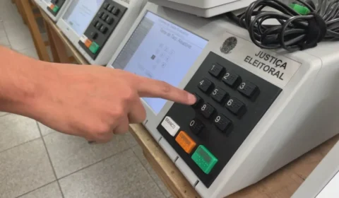 TSE abre urna eletrônica pela primeira vez em evento público; entenda como surgiu o sistema e por que ele substituiu o voto em papel