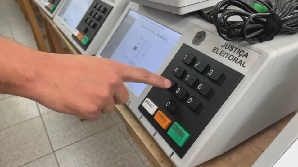 TSE abre urna eletrônica pela primeira vez em evento público; entenda como surgiu o sistema e por que ele substituiu o voto em papel