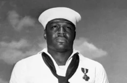 Marinha avalia trocar homenagem a marinheiro negro por Trump