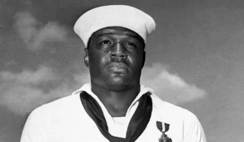 Marinha avalia trocar homenagem a marinheiro negro por Trump