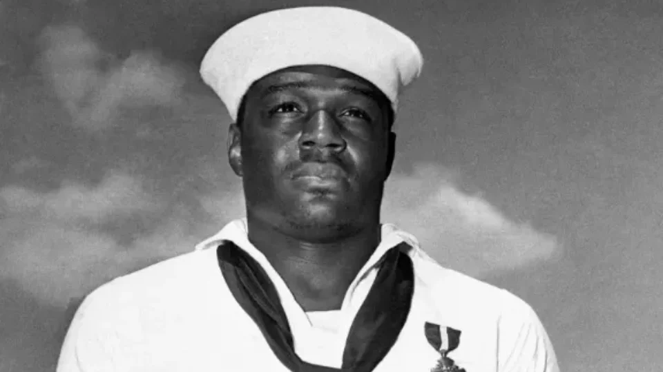Marinha avalia trocar homenagem a marinheiro negro por Trump