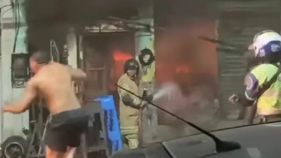 Incêndio em imóvel deixa dois mortos e 10 feridos em São Cristóvão, no Rio
