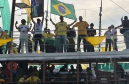 Barco atinge jet ski dos bombeiros durante evento de Flávio Bolsonaro em Angra