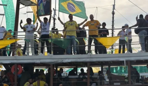 Barco atinge jet ski dos bombeiros durante evento de Flávio Bolsonaro em Angra