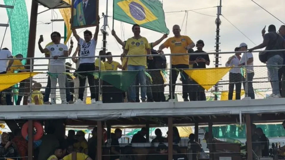 Barco atinge jet ski dos bombeiros durante evento de Flávio Bolsonaro em Angra