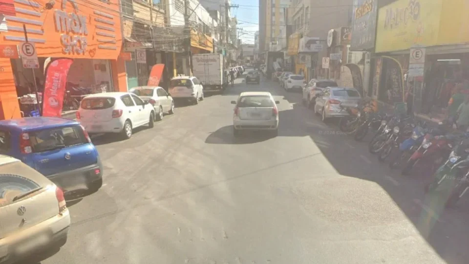 Carro desgovernado atropela pedestres e deixa criança de 6 anos ferida em mg