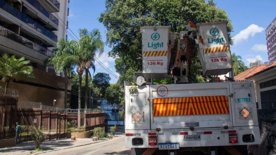 Energia volta no Rio após dias de transtornos causados por ventania que afetou milhares de moradores
