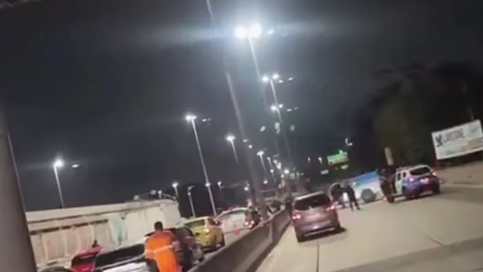 Operação no Complexo de Israel fecha Avenida Brasil e Linha Vermelha durante tiroteio