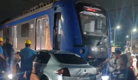 Carro invade linha férrea e colide com trem em Jardim Primavera