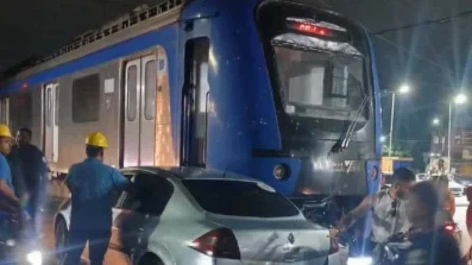 Carro invade linha férrea e colide com trem em Jardim Primavera