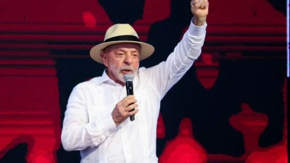 Lula acelera plano de reeleição enquanto tenta conter crise com os EUA