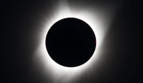 Eclipse solar total hoje às 12h34: veja onde e como assistir