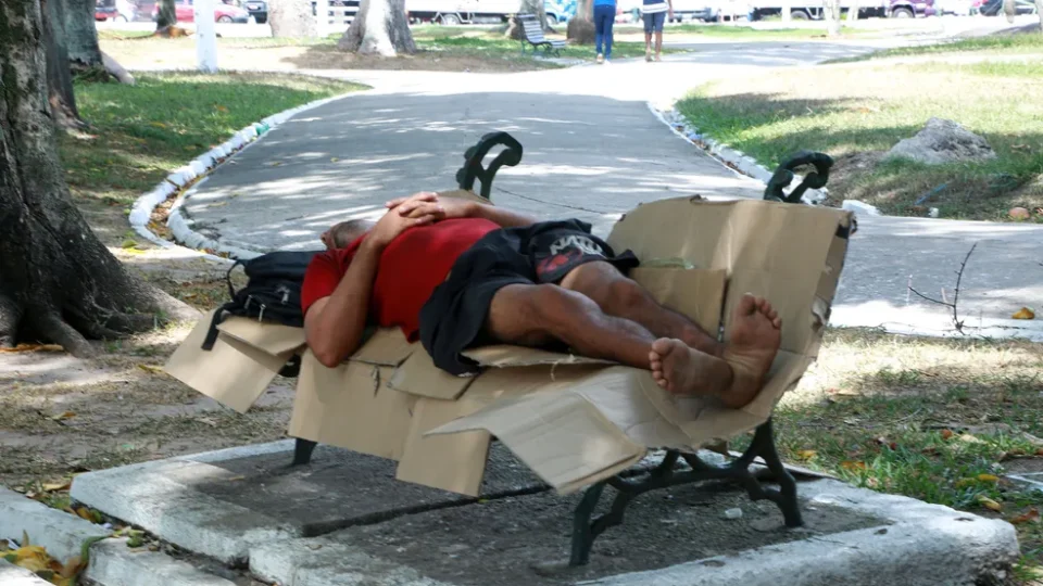 Justiça multa Prefeitura de Belém em R$ 500 mil por remover pessoas em situação de rua à força