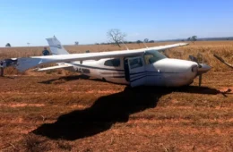 FAB intercepta avião suspeito vindo da Bolívia; aeronave faz pouso forçado e ocupantes fogem