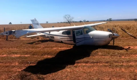 FAB intercepta avião suspeito vindo da Bolívia; aeronave faz pouso forçado e ocupantes fogem