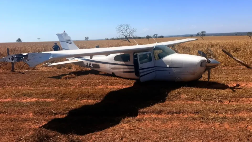FAB intercepta avião suspeito vindo da Bolívia; aeronave faz pouso forçado e ocupantes fogem