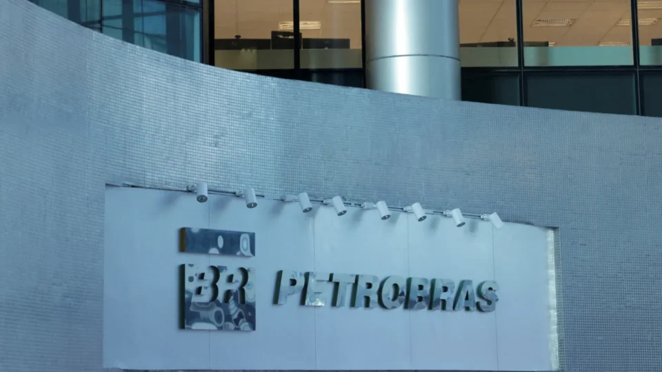Petrobras lucra R$ 52,4 bi e anuncia R$ 17,4 bi em dividendos