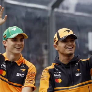Lando Norris e Oscar Piastri acenam antes do GP da Austrália de F1 — Foto: Hollie Adams/Reuters