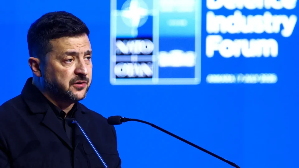 Zelensky rejeita eleições durante guerra e diz que pleito poderia “dividir” a Ucrânia