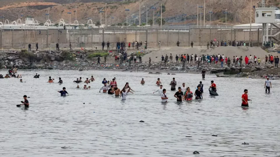 Espanha acusa “internacional reacionária” de espalhar fake news sobre imigração em Ceuta
