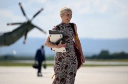 Quem é Natalie Harp, a assessora que se tornou presença constante ao lado de Trump