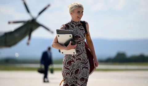 Quem é Natalie Harp, a assessora que se tornou presença constante ao lado de Trump