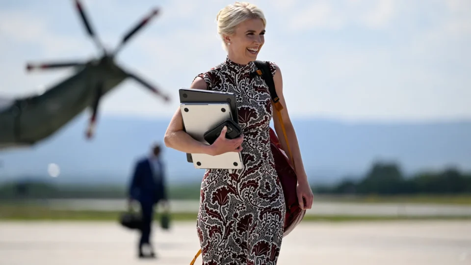 Quem é Natalie Harp, a assessora que se tornou presença constante ao lado de Trump