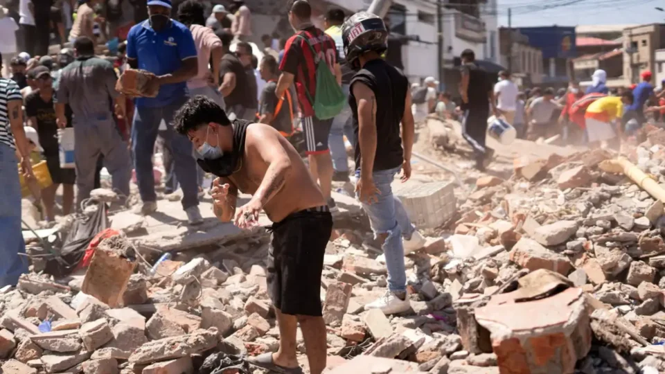 Ao menos 77 pessoas morreram após terremoto de 7,4 que atingiu a Colômbia