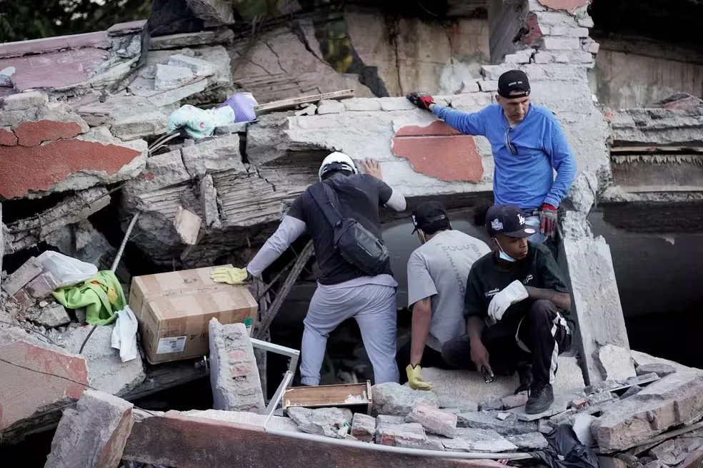Equipes de resgate trabalham no local de um prédio que desabou após um terremoto em Cali, Colômbia, em 10 de agosto de 2026 — Foto: Sergio Acero/REUTERS