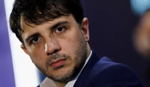 Renan Santos acusa Record de barrá-lo da cobertura eleitoral de 2026